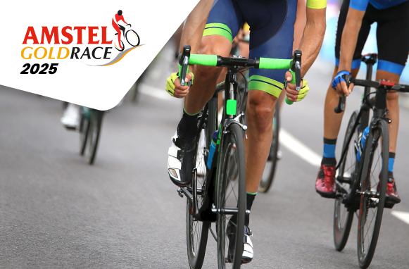 Ciclista in gara e logo Amstel Gold Race
