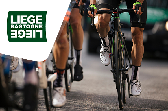Ciclisti e logo Liegi-Bastogne-Liegi