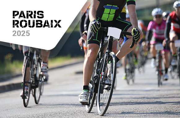 Ciclisti e scritta Paris Roubaix 2025