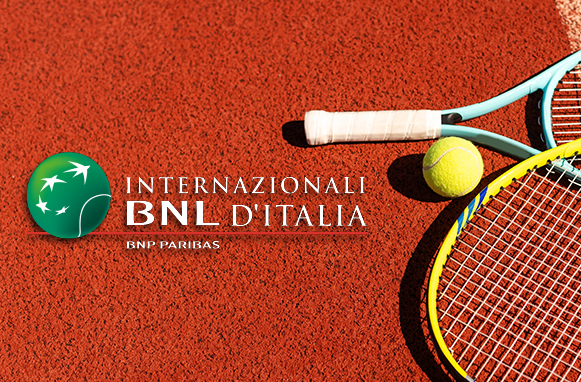 Campo, racchette, palline da tennis e logo Internazionali d'Italia