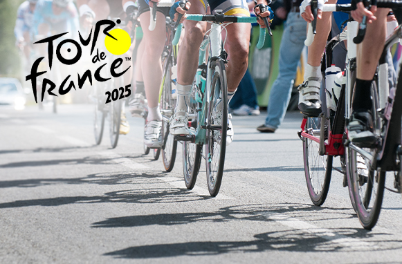 Ciclisti in gara e logo Tour de France 2025
