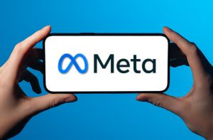 Schermo smartphone e logo di Meta