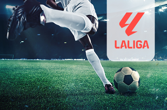 Calciatore al tiro e logo della Liga