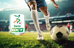 Gambe di un calciatore che sta per calciare un pallone e logo serie B