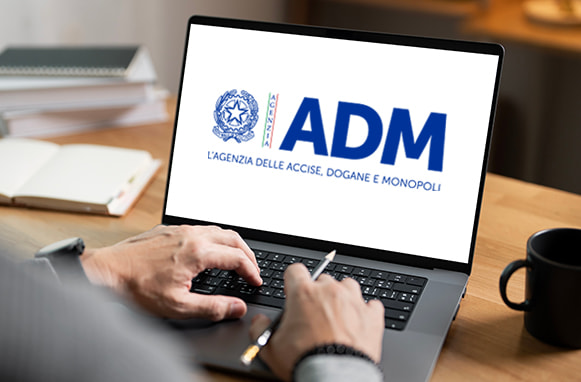 Laptop acceso con logo ADM sullo schermo