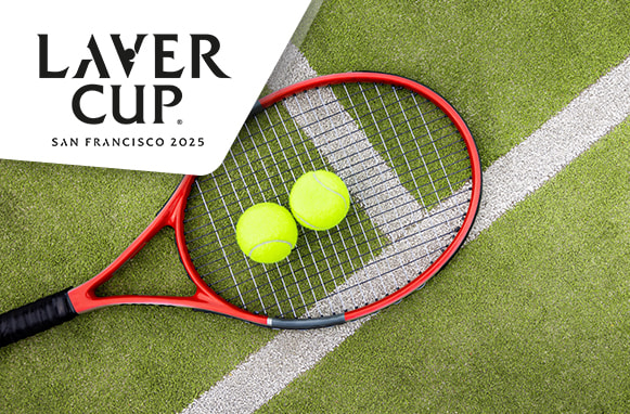 Racchetta e palline su un campo da tennis e logo Laver Cup