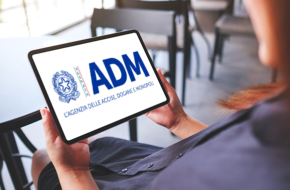 Una donna tiene in mano un tablet con il logo ADM