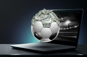 Laptop, pallone da calcio e soldi