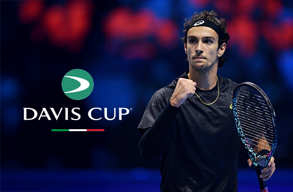 Il tennista Lorenzo Musetti e il logo della Coppa Davis.