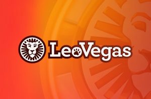 Il logo di LeoVegas su sfondo arancione