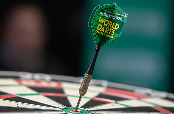 Freccetta al centro di un bersaglio con logo del World Darts Championship