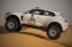 Auto da rally che corre nel deserto