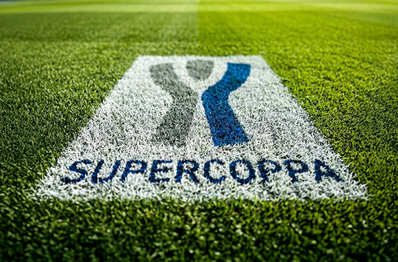 Campo da calcio con disegnato il logo della Supercoppa Italiana