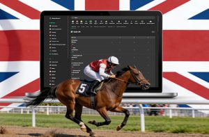 Cavallo e fantino impegnati in una corsa ippica, bandiera della Gran Bretagna e schermata di sito di scommesse