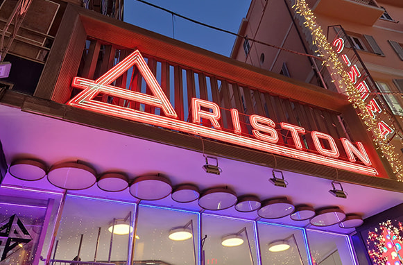 Esterno del teatro Ariston di Sanremo