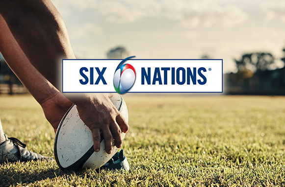 Pallone da rugby posizionato per il kick e logo del Sei Nazioni