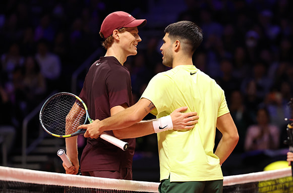 Sinner e Alcaraz si abbracciano a bordo rete