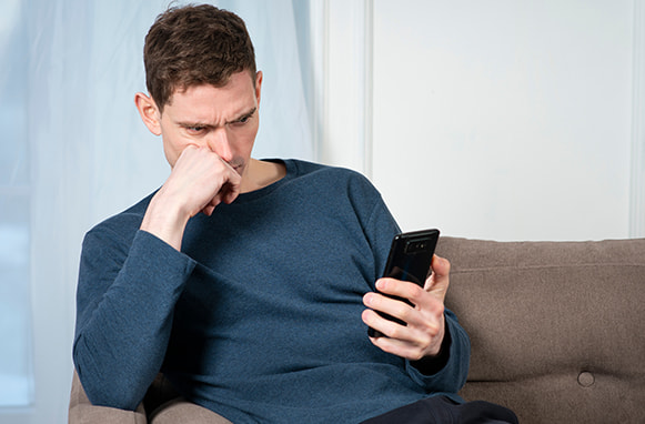 Persona con smartphone in mano