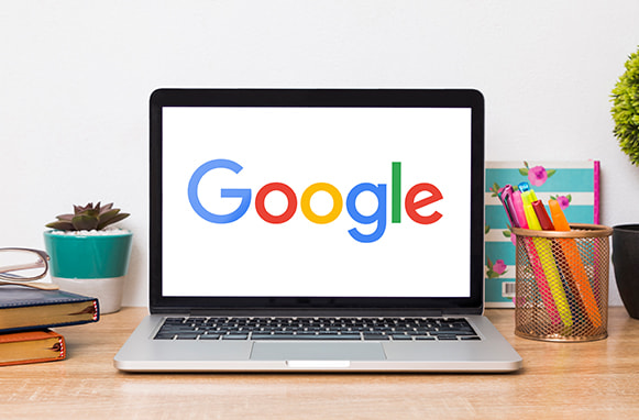 Laptop con logo Google