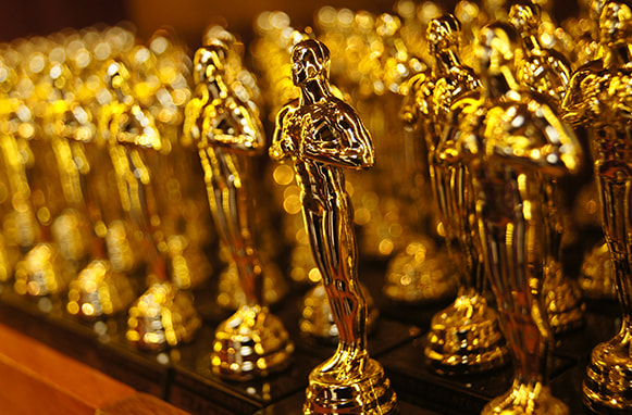 Una serie di statuette dell’Oscar una accanto all’altra