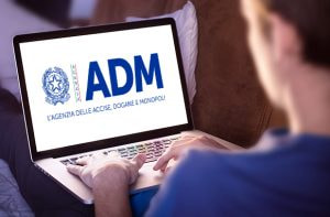 Schermo di laptop che mostra il logo ADM