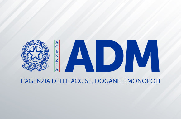 Logo dell’ADM su sfondo grigio