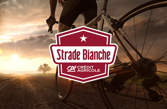 Ciclista in sella alla bicicletta e logo Strade Bianche