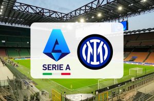 Stadio San Siro vuoto e loghi in sovrimpressione della Serie A e dell’Inter