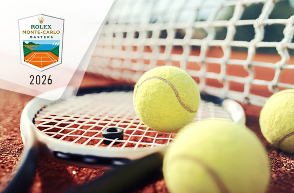 Racchette, rete e palline da tennis, campo in terra battuta e logo del Monte Carlo Masters 2026