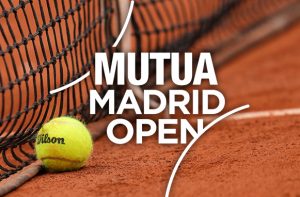 Campo in terra battuta, pallina e rete da tennis, scritta Mutua Madrid Open