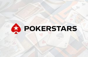 Logo di PokerStars con sfondo bianco e carte da gioco in trasparenza