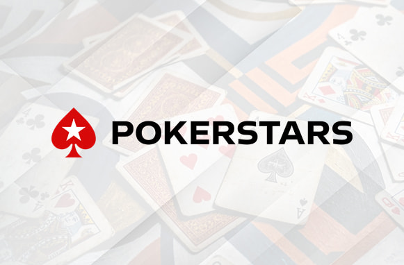 Logo di PokerStars con sfondo bianco e carte da gioco in trasparenza