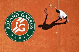 Tennista alla battuta su terra rossa e logo del Roland Garros