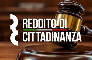 Martelletto del giudice e scritta Reddito di Cittadinanza
