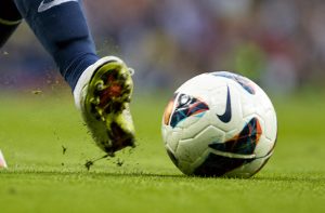 Un calciatore pronto al tiro