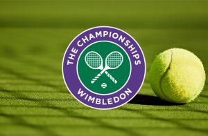 Campo da tennis in erba, pallina e logo di Wimbledon