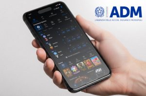 Mano con smartphone e logo ADM