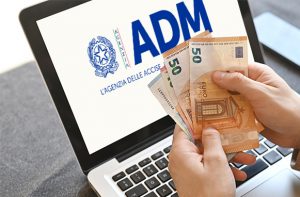 Laptop, euro e logo ADM