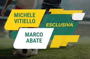Scritte Michele Vitiello, Marco Abate e Esclusiva, sfondo pallone da calcio